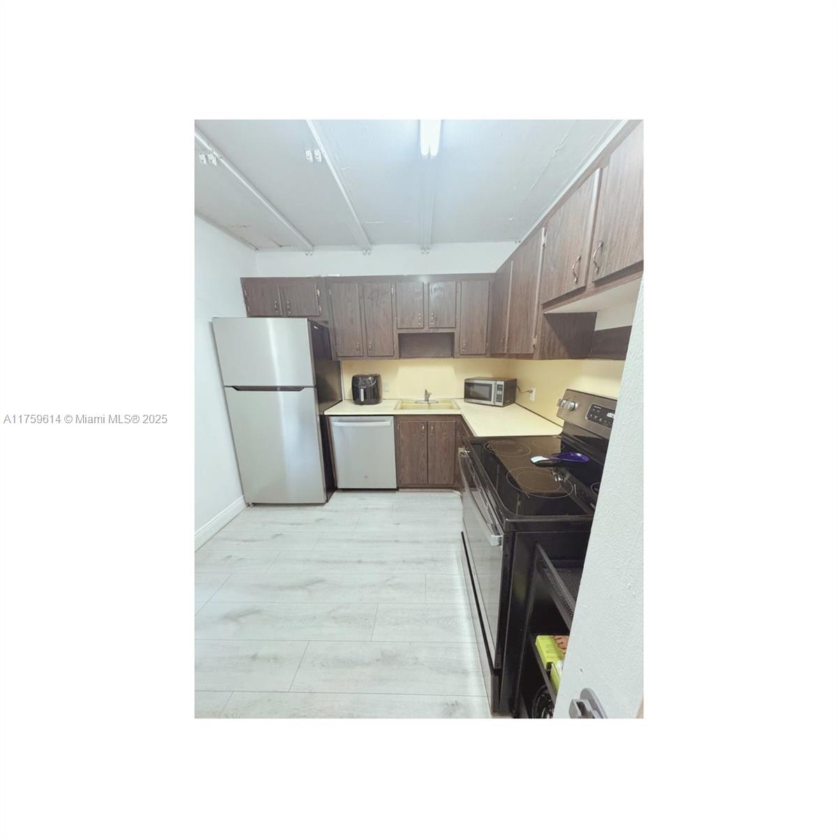 3101 N Country Club Dr #209, Aventura, Florida image 11
