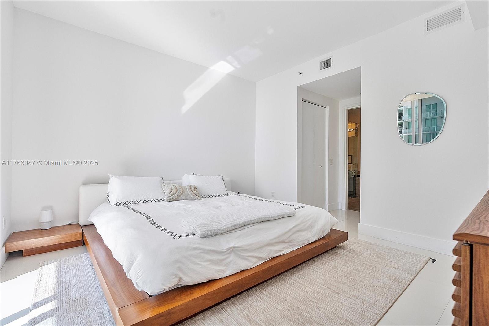 1300 Brickell Bay Dr #2404, Miami FL 33131