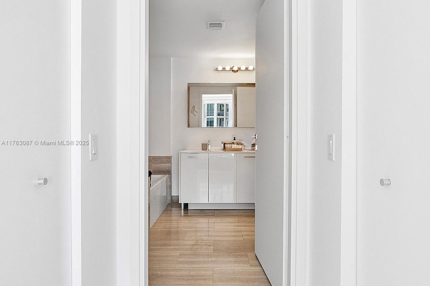 1300 Brickell Bay Dr #2404, Miami FL 33131