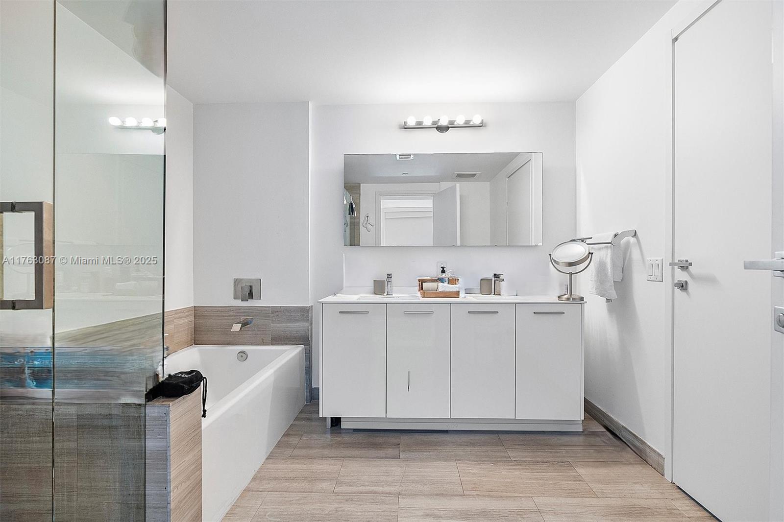 1300 Brickell Bay Dr #2404, Miami FL 33131
