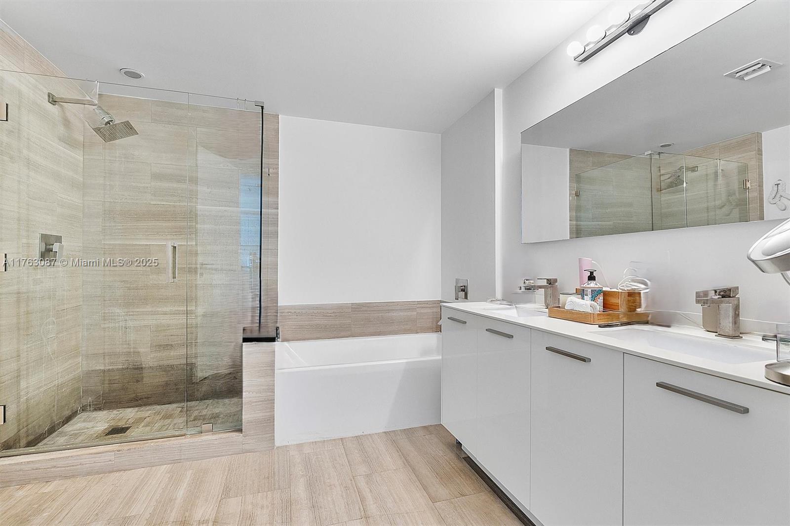 1300 Brickell Bay Dr #2404, Miami FL 33131