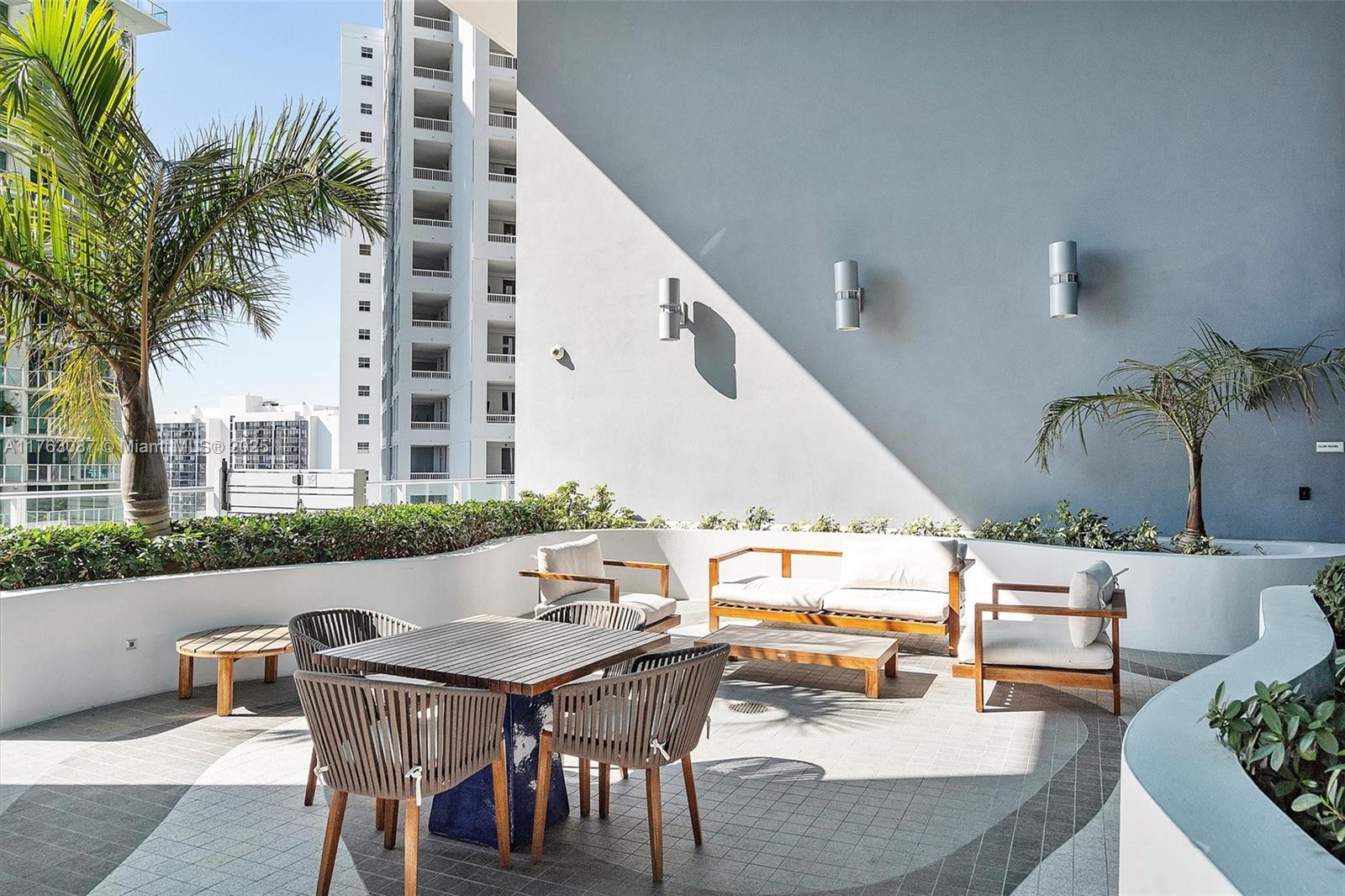 1300 Brickell Bay Dr #2404, Miami FL 33131