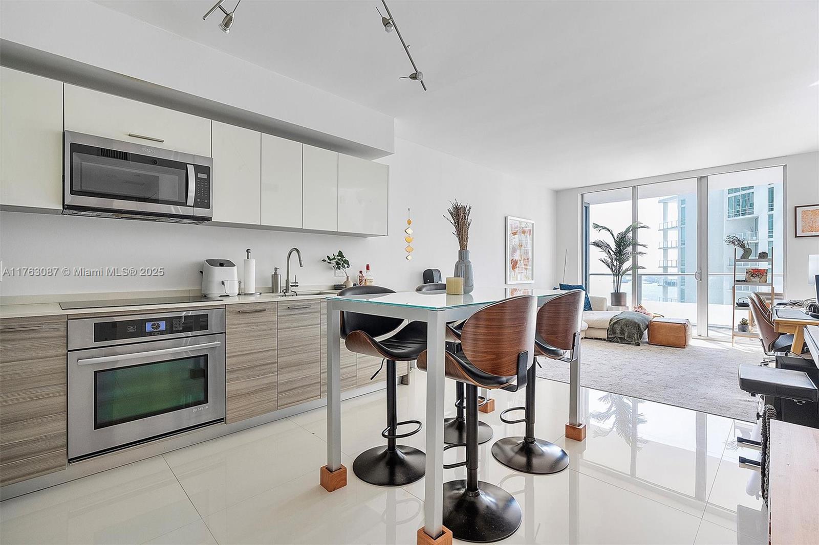 1300 Brickell Bay Dr #2404, Miami FL 33131