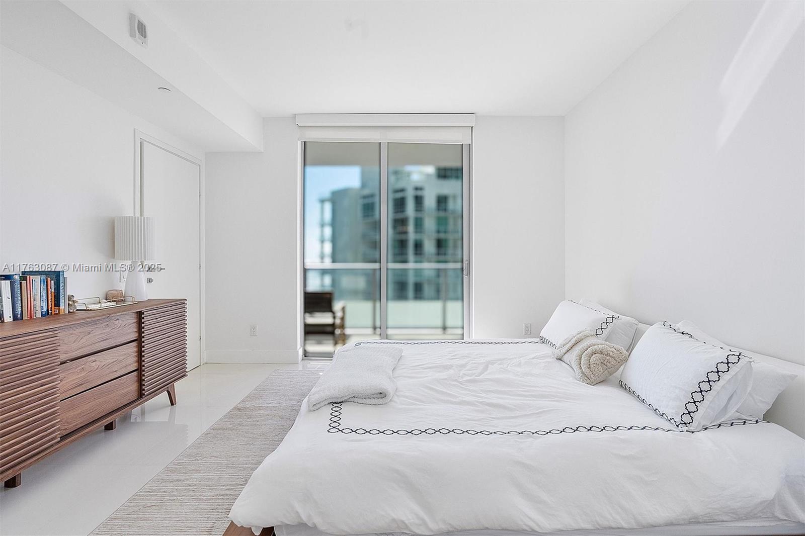 1300 Brickell Bay Dr #2404, Miami FL 33131