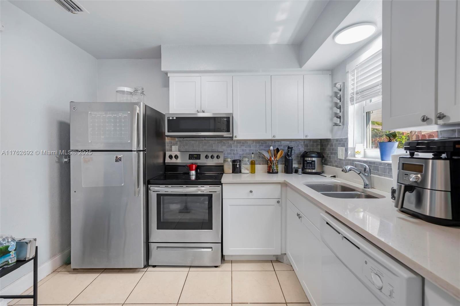 2402 Plunkett St, Hollywood, Florida image 10
