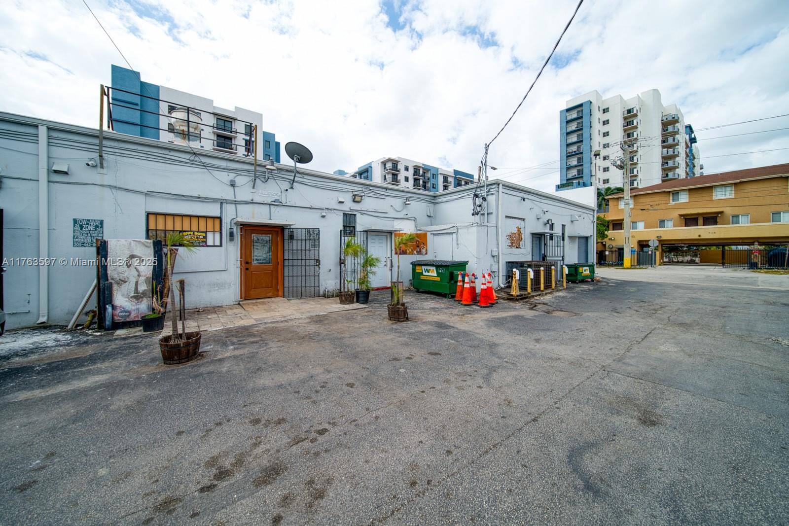 HIGHLY PROFITABLE Restaurant-Bar For Sale On 8th St