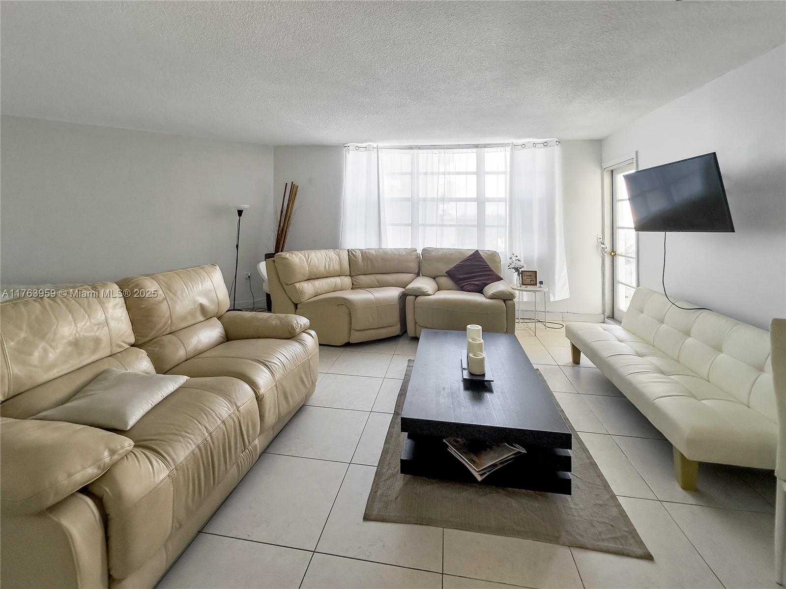 2750 NE 183rd St #407, Aventura, Florida image 2