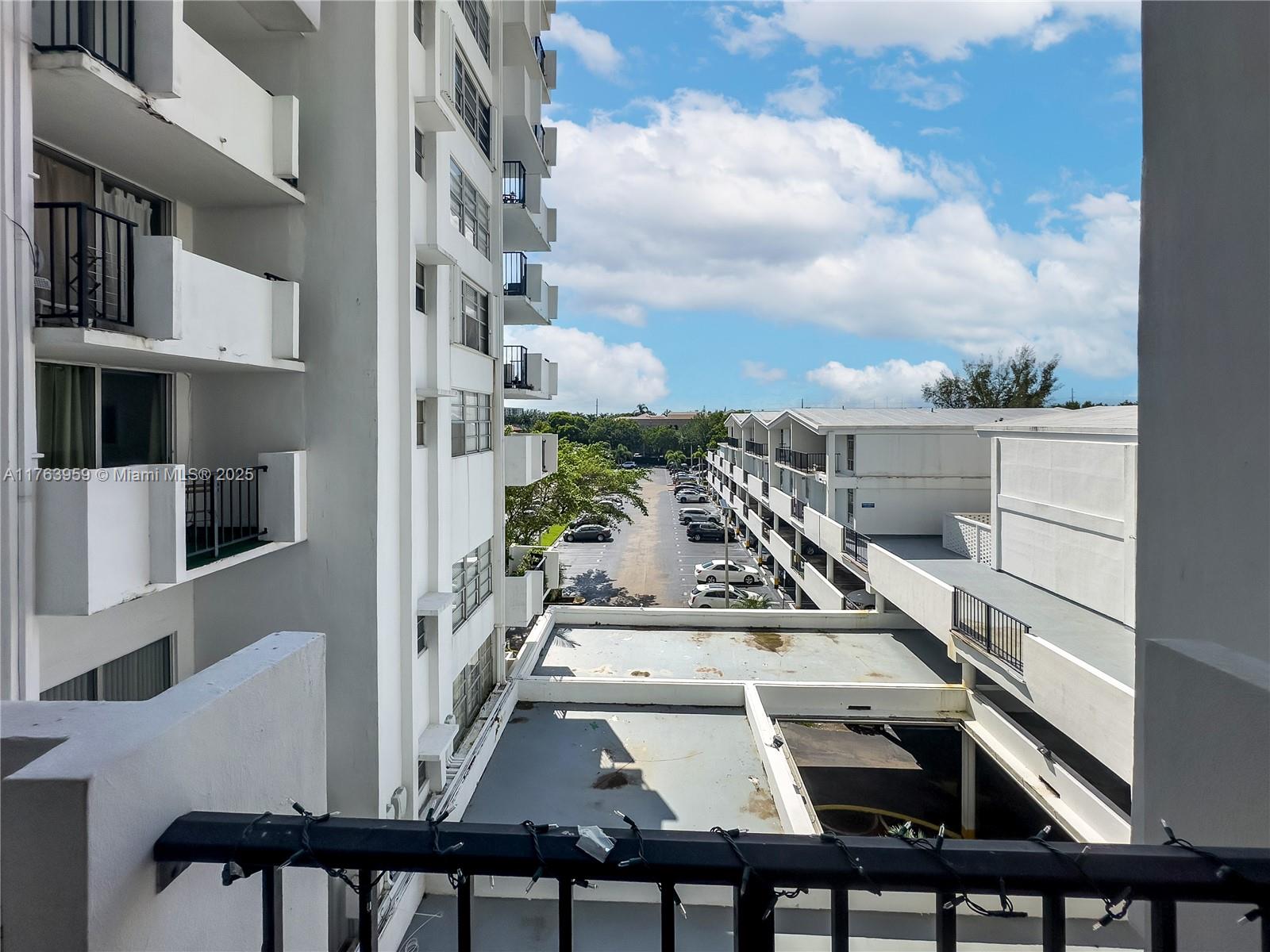 2750 NE 183rd St #407, Aventura, Florida image 8