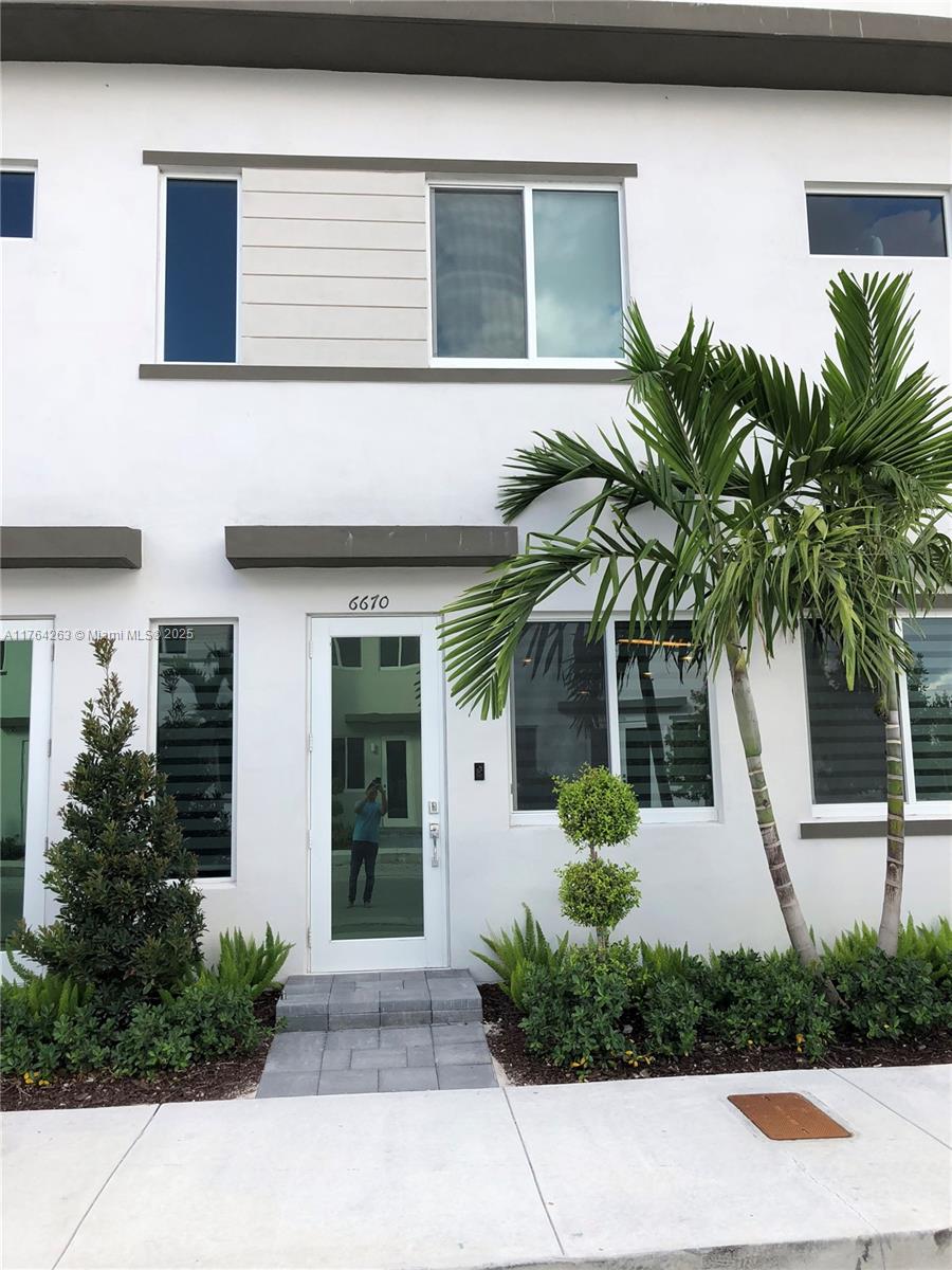 Residential, Doral, Florida image 1