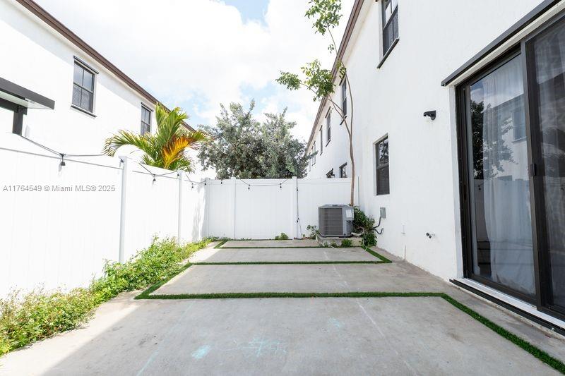 Residential, Hialeah, Florida image 22