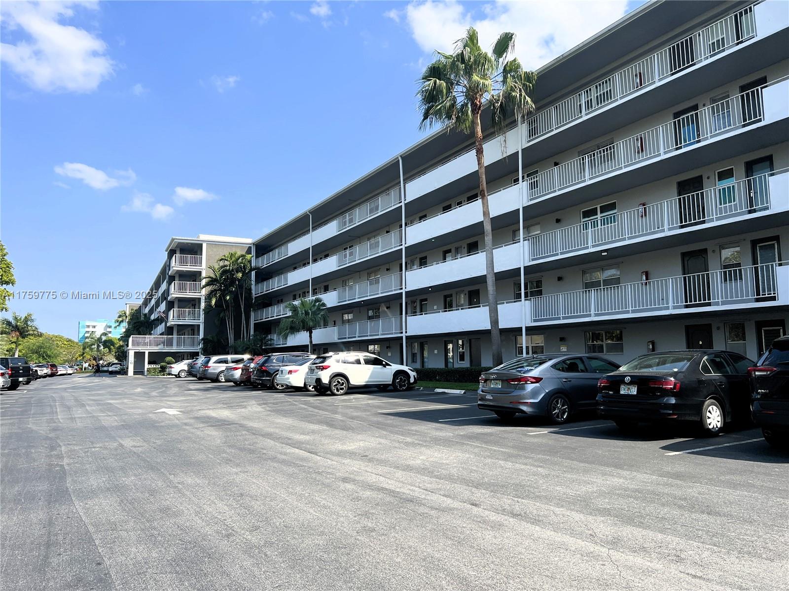 4800 Hillcrest Ln #512, Hollywood, Florida image 2