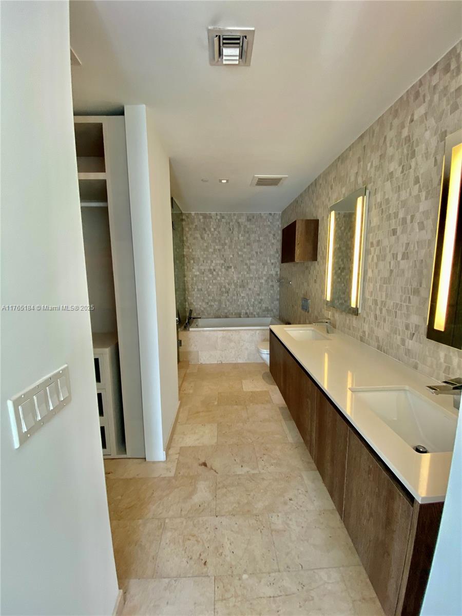88 SW 7th St #1506, Miami FL 33130