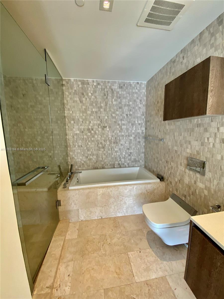 88 SW 7th St #1506, Miami FL 33130