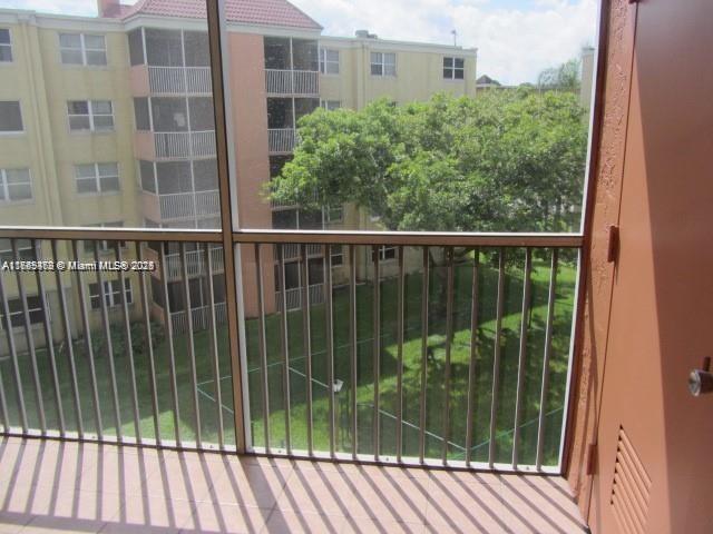 8353 Lake Dr #404, Doral, Florida image 13