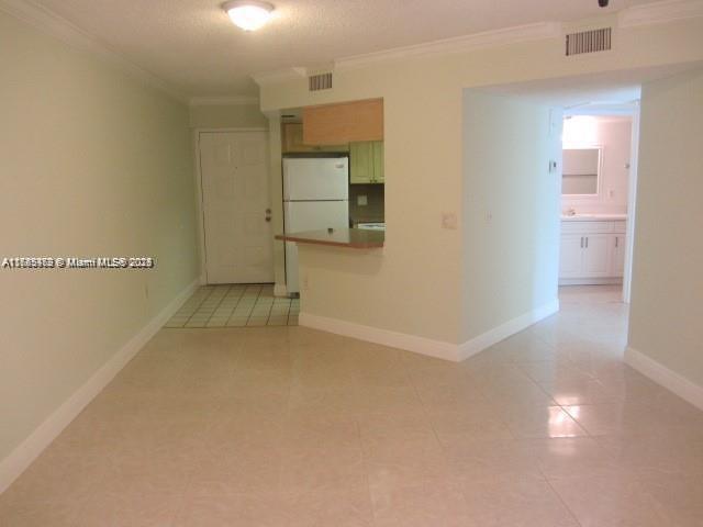 8353 Lake Dr #404, Doral, Florida image 3