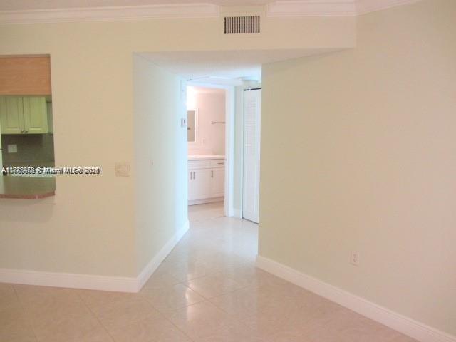 8353 Lake Dr #404, Doral, Florida image 4