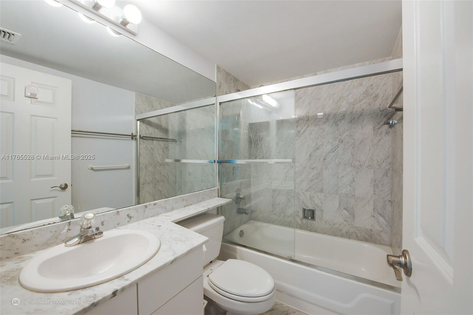 800 Claughton Island Dr #2202, Miami FL 33131