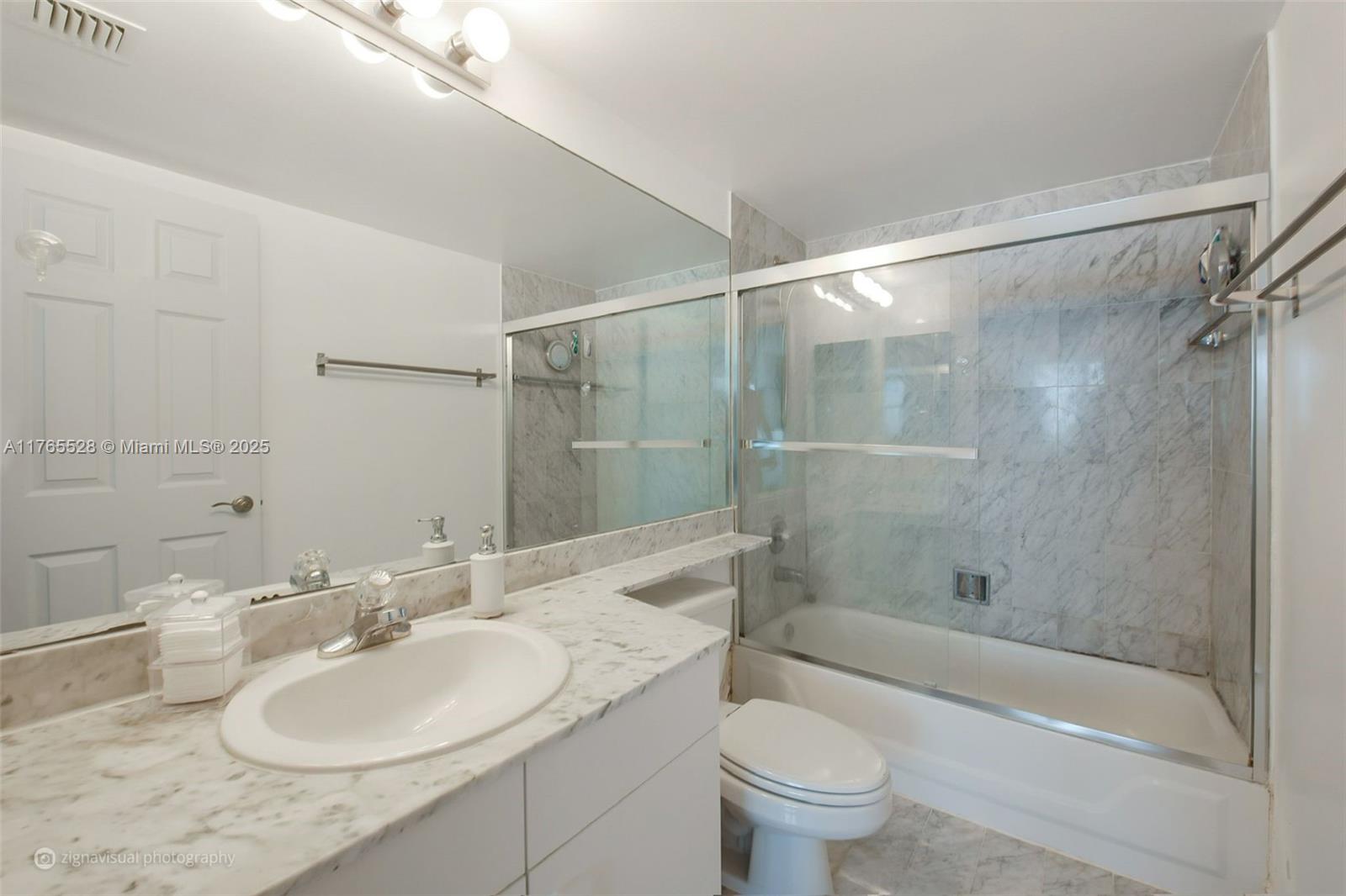 800 Claughton Island Dr #2202, Miami FL 33131