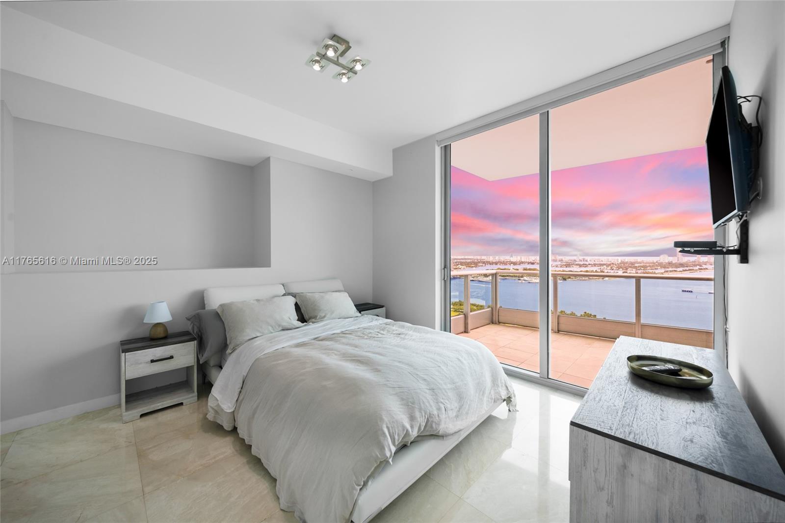 900 Biscayne Blvd #3107, Miami FL 33132