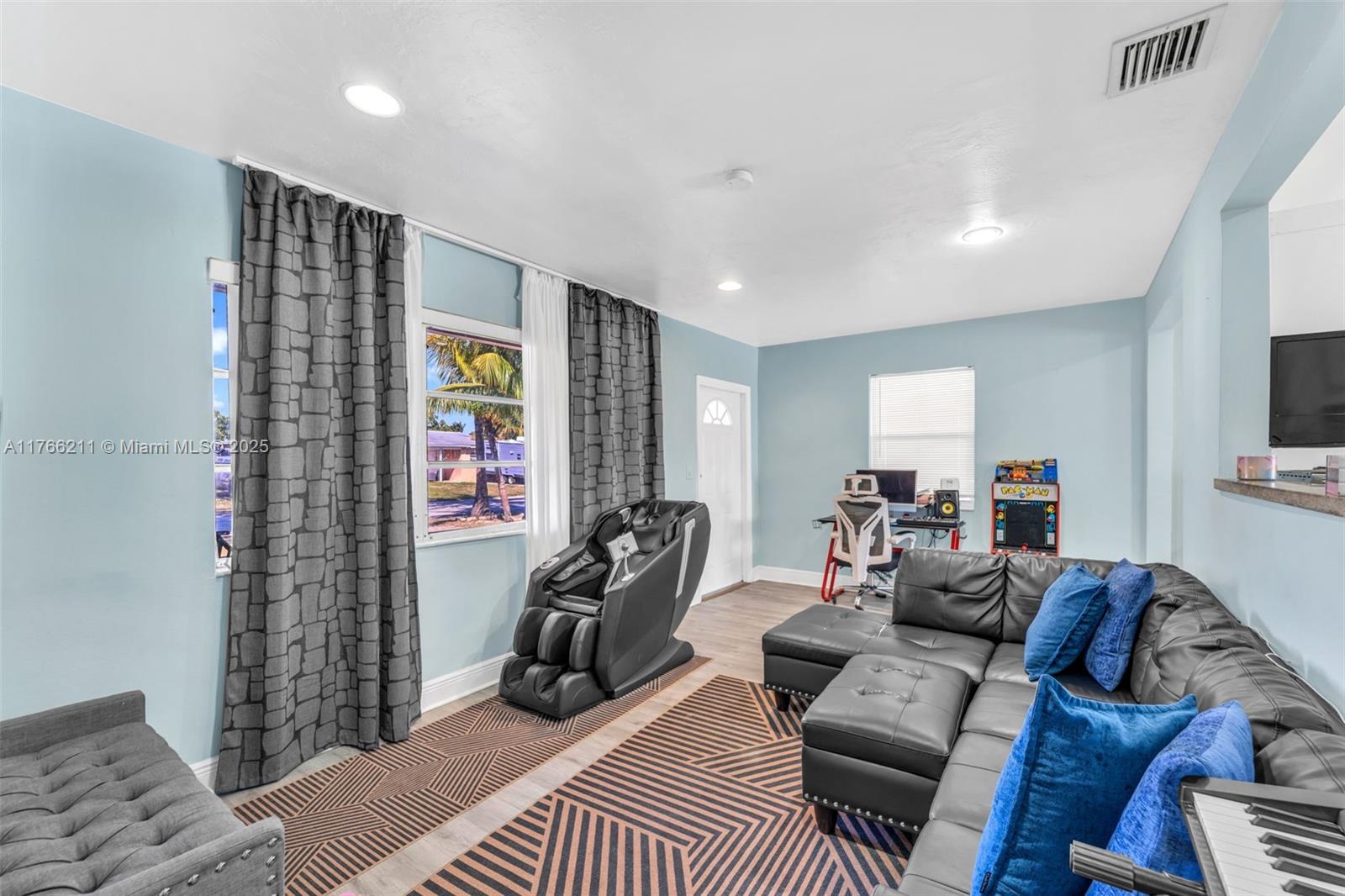Listing Photo 12