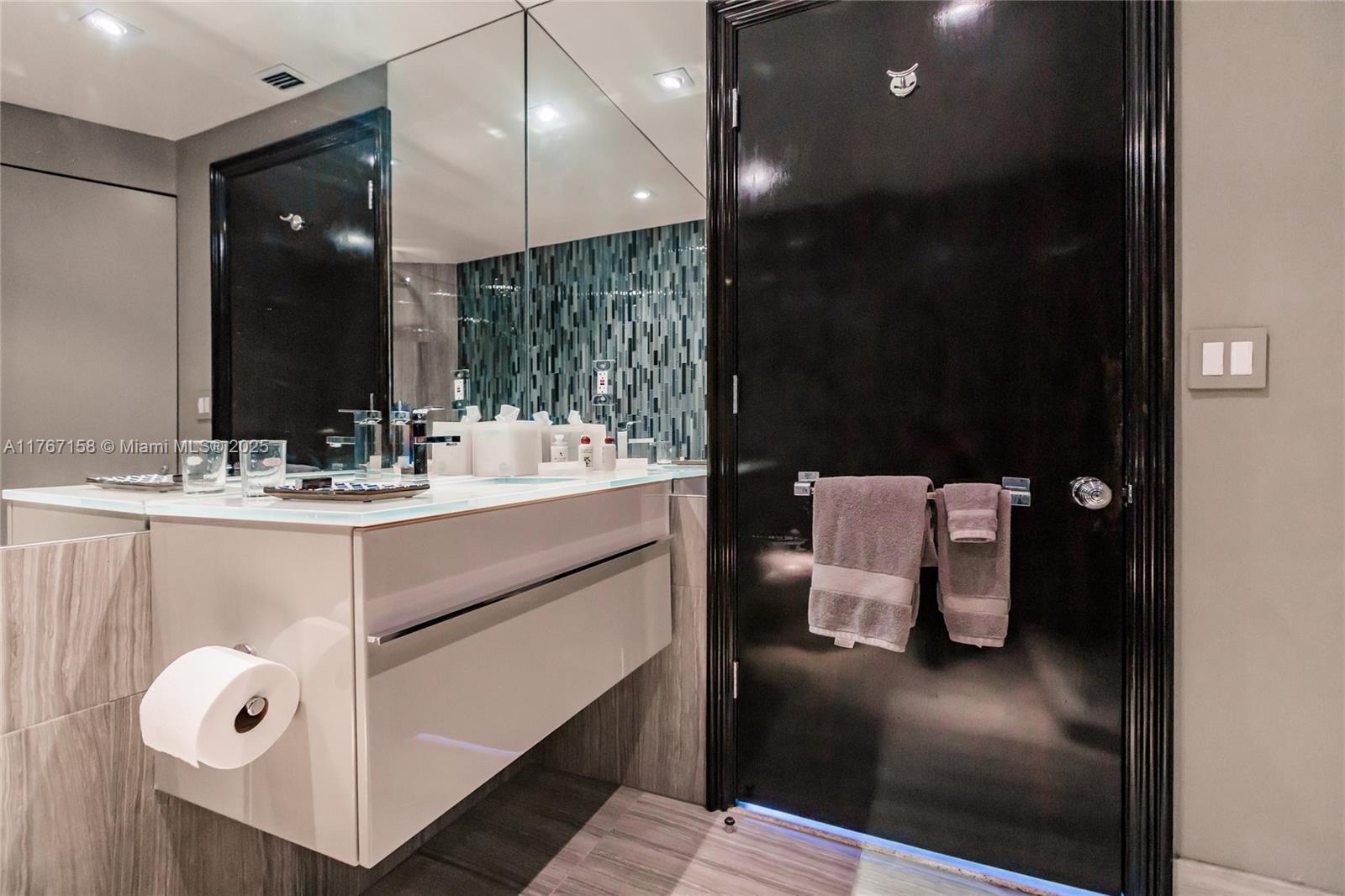 300 S Pointe Dr #1604, Miami Beach FL 33139