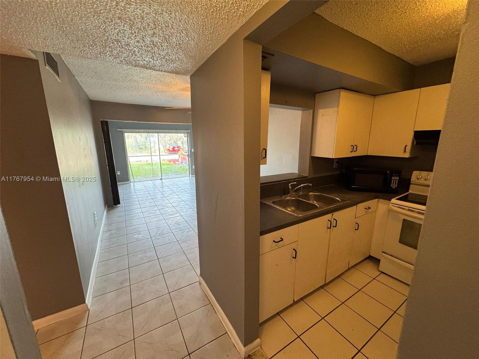 3710 NW 21st St #111, Lauderdale Lakes, Florida image 2