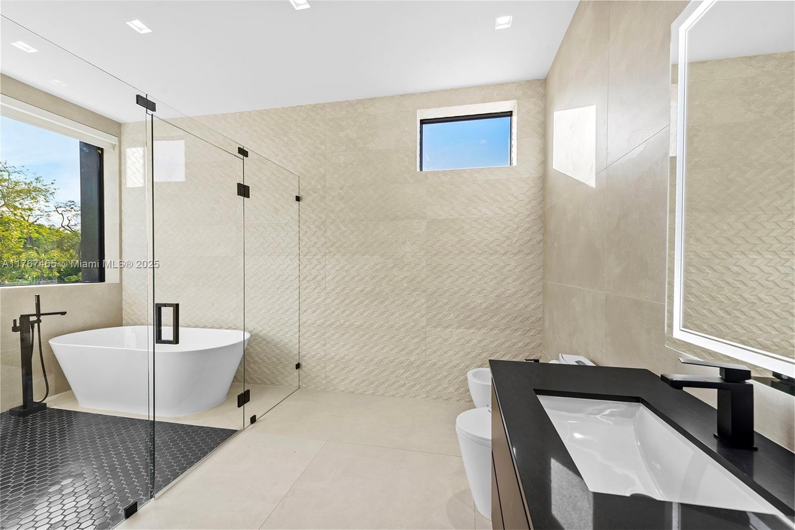 2572 NE 182nd Ter, North Miami Beach, Florida image 37