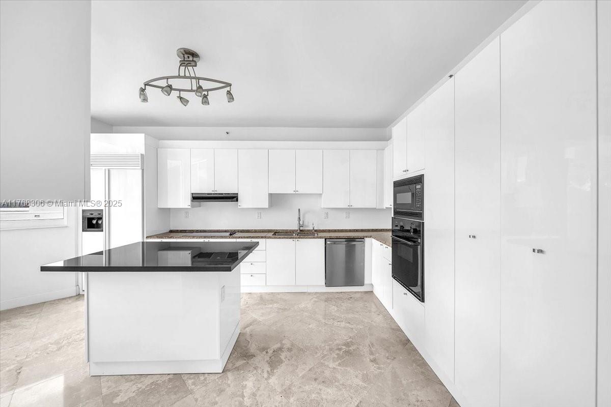 300 S Pointe Dr #406, Miami Beach FL 33139
