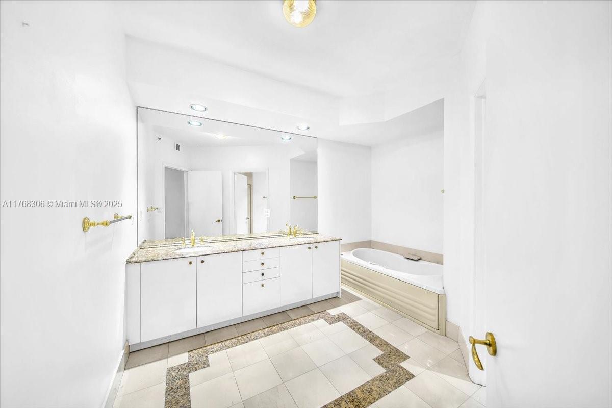 300 S Pointe Dr #406, Miami Beach FL 33139