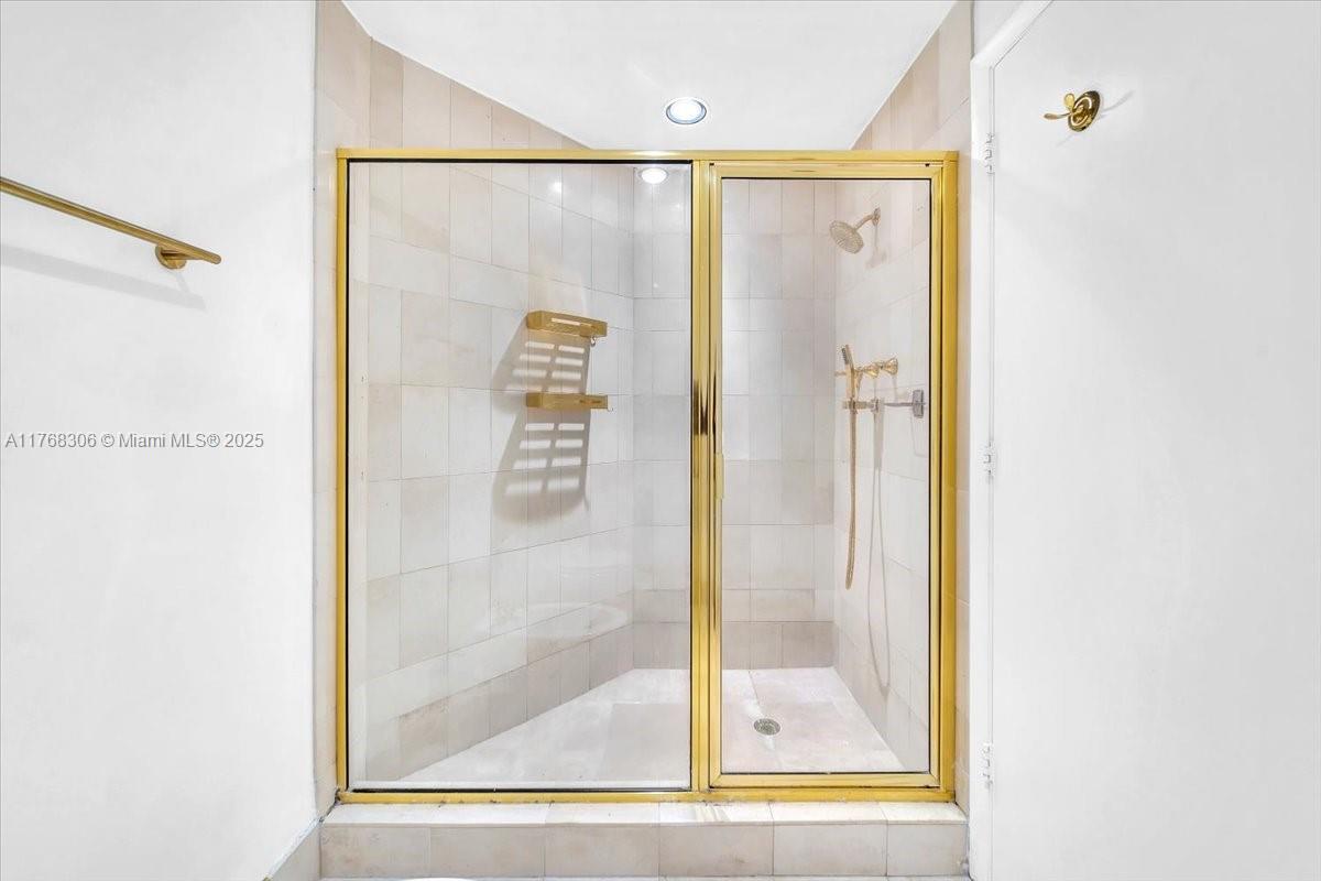 300 S Pointe Dr #406, Miami Beach FL 33139