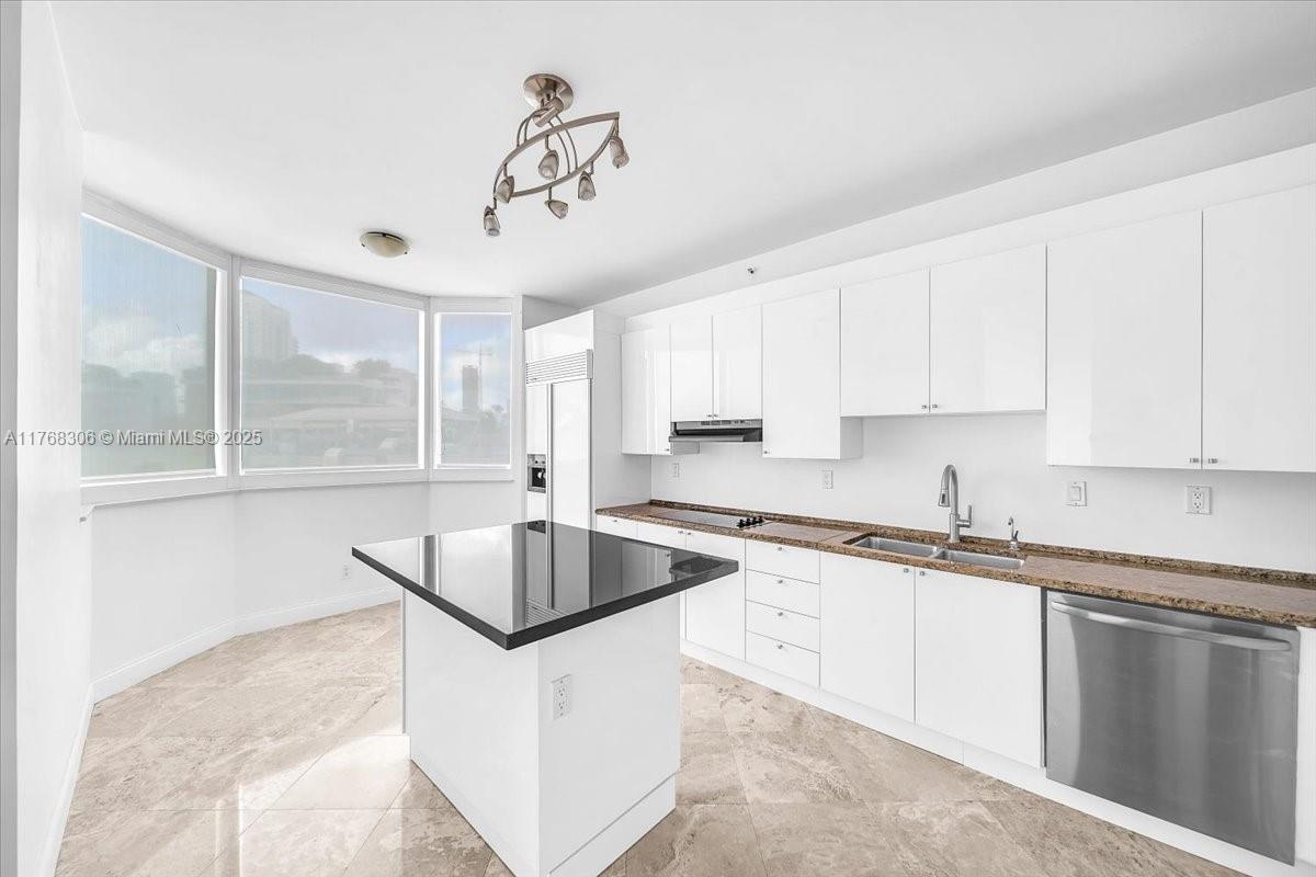 300 S Pointe Dr #406, Miami Beach FL 33139