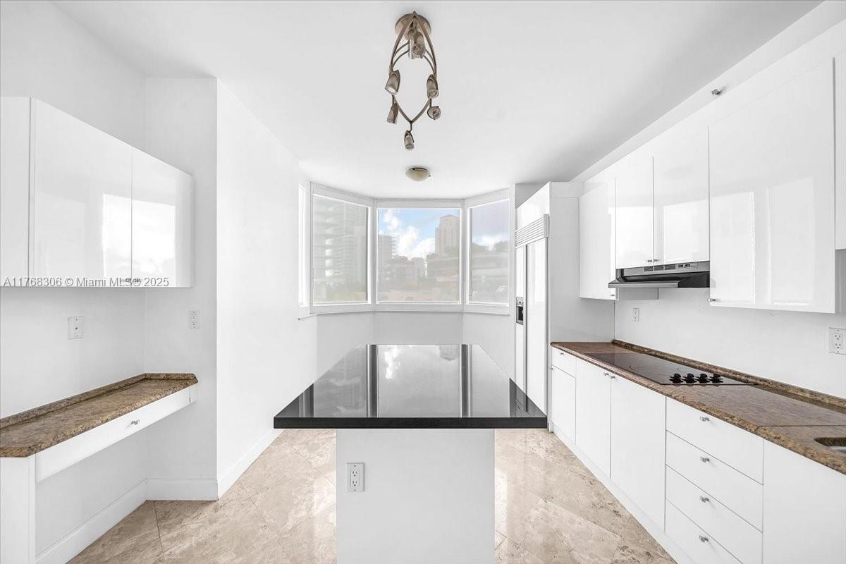 300 S Pointe Dr #406, Miami Beach FL 33139