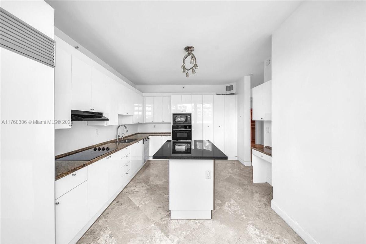 300 S Pointe Dr #406, Miami Beach FL 33139
