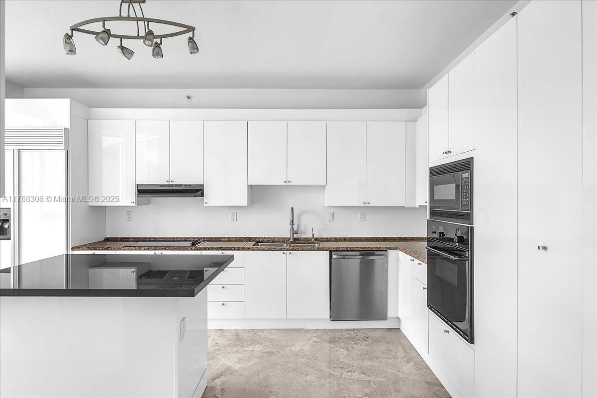 300 S Pointe Dr #406, Miami Beach FL 33139