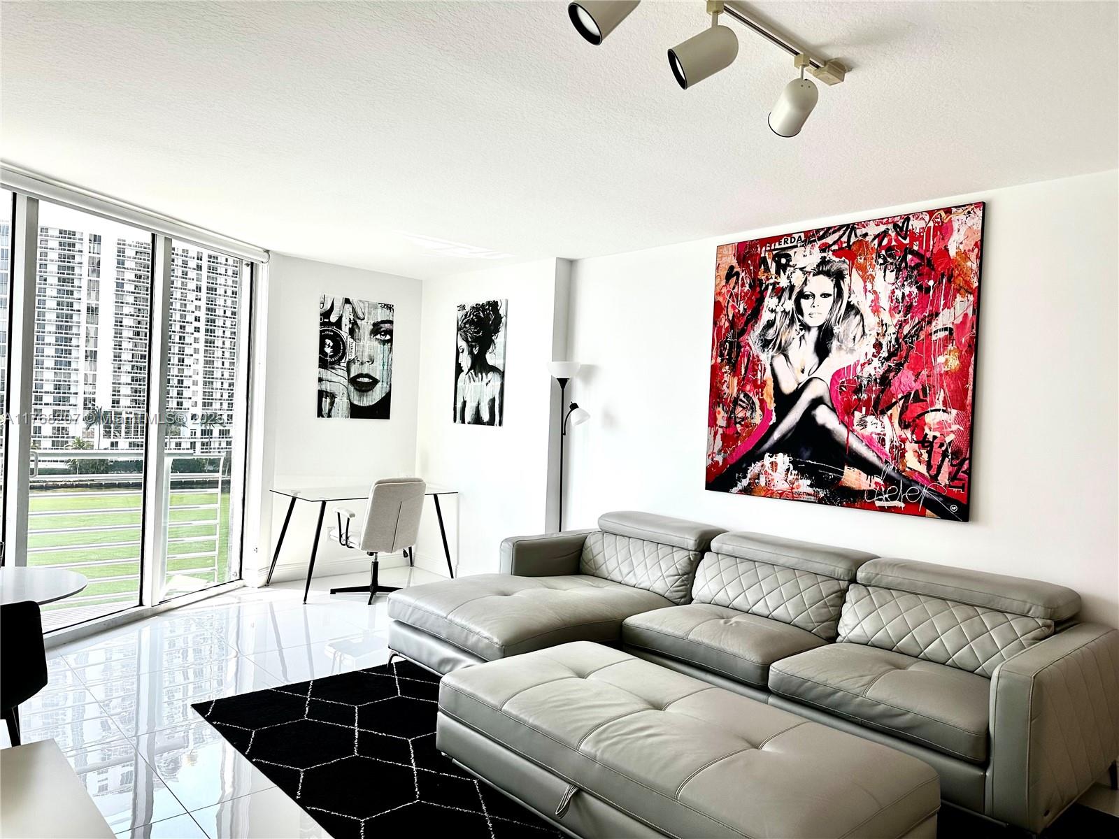 325 S Biscayne Blvd #717, Miami FL 33131