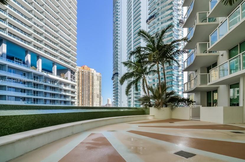 218 SE 14th St #1007, Miami FL 33131