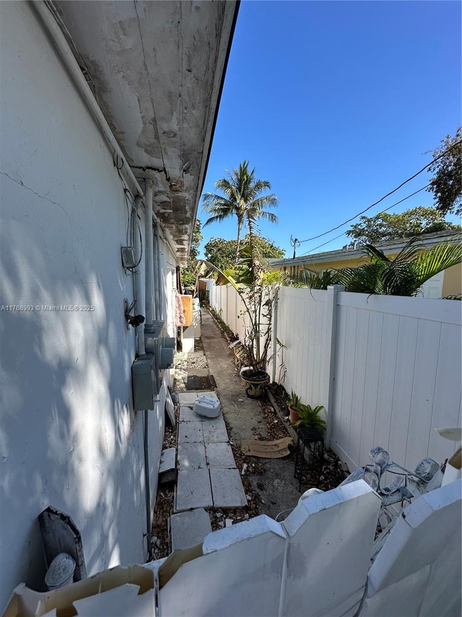 565 NE 32nd St, Oakland Park, Florida image 14
