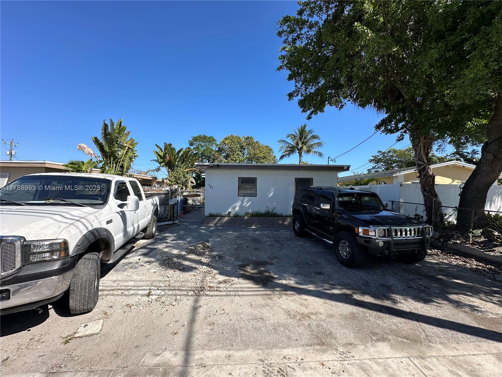565 NE 32nd St, Oakland Park, Florida image 2