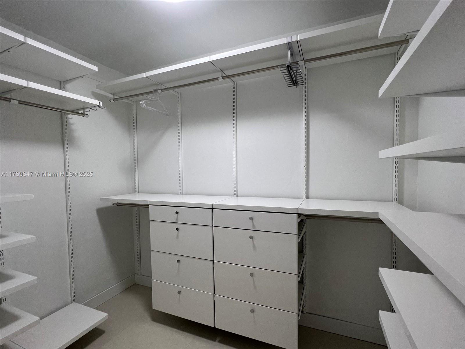 600 Grapetree Dr #3GN, Key Biscayne FL 33149