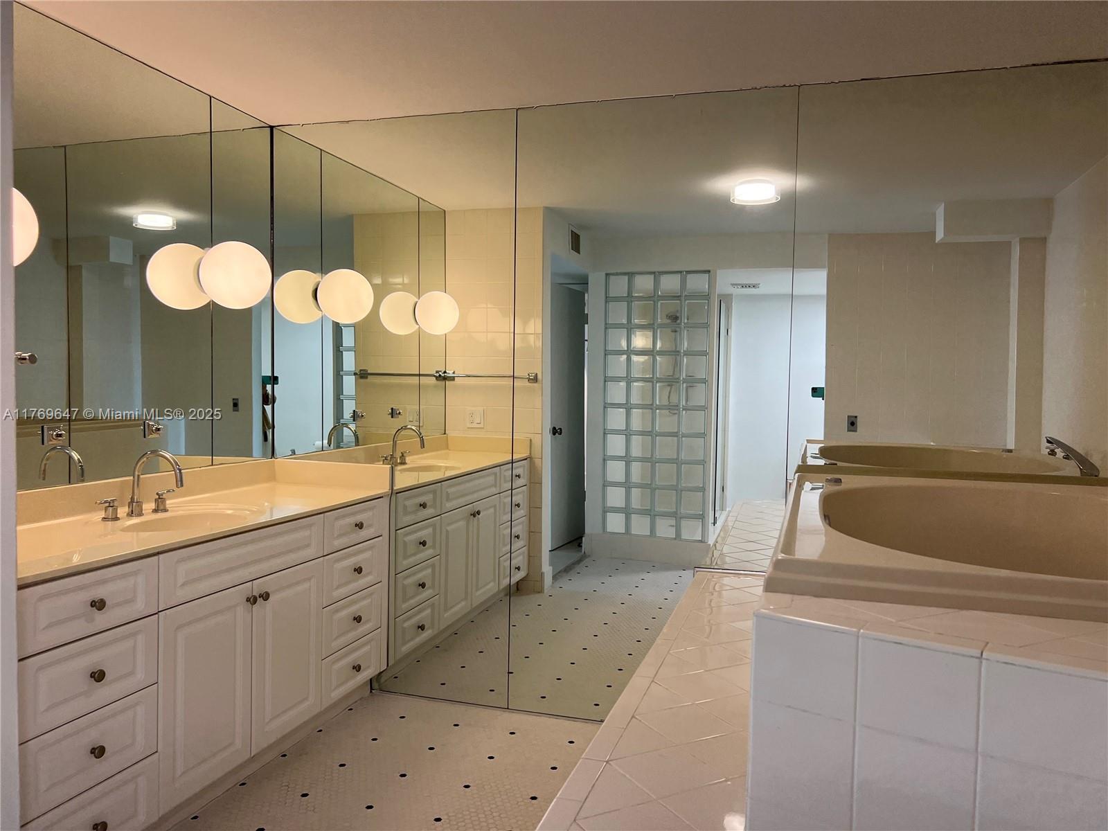 600 Grapetree Dr #3GN, Key Biscayne FL 33149