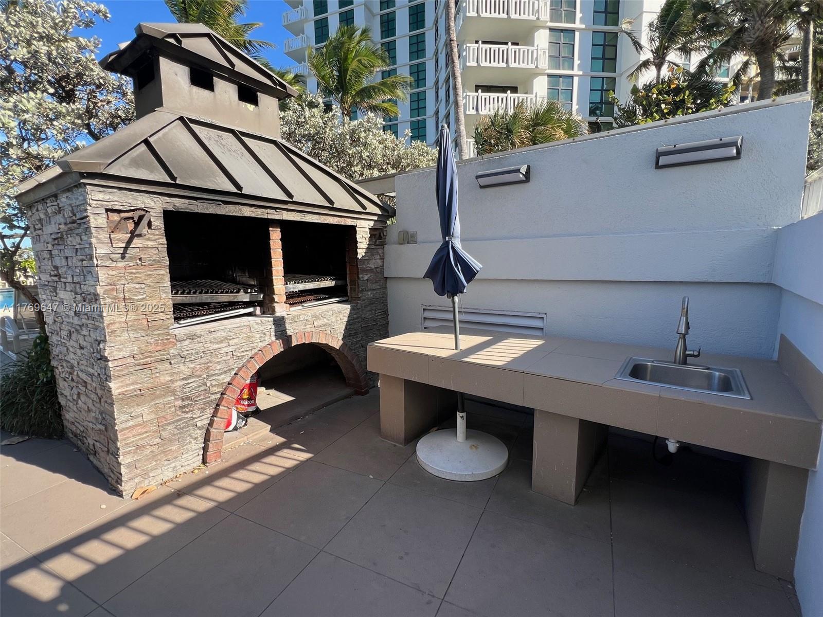 600 Grapetree Dr #3GN, Key Biscayne FL 33149