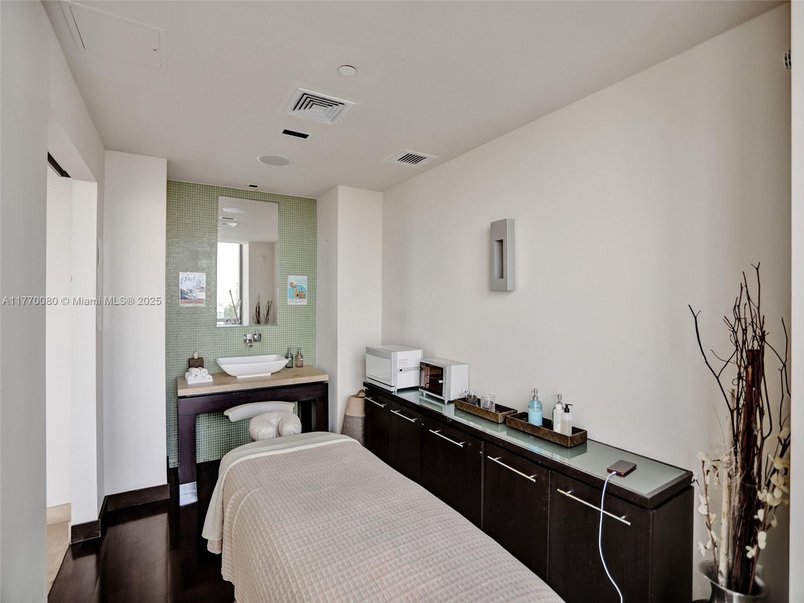 900 Biscayne Blvd #1808, Miami FL 33132