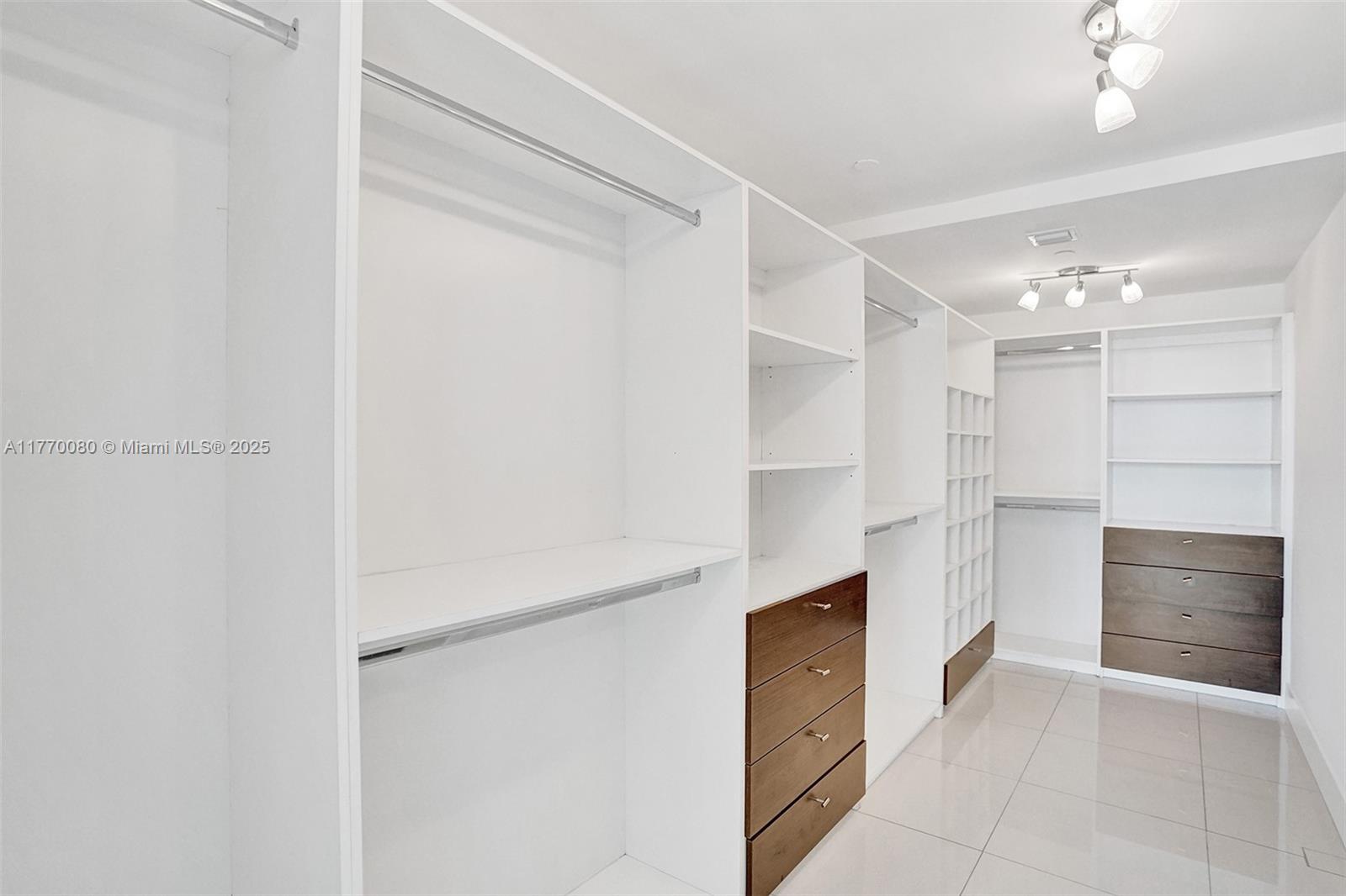 900 Biscayne Blvd #1808, Miami FL 33132