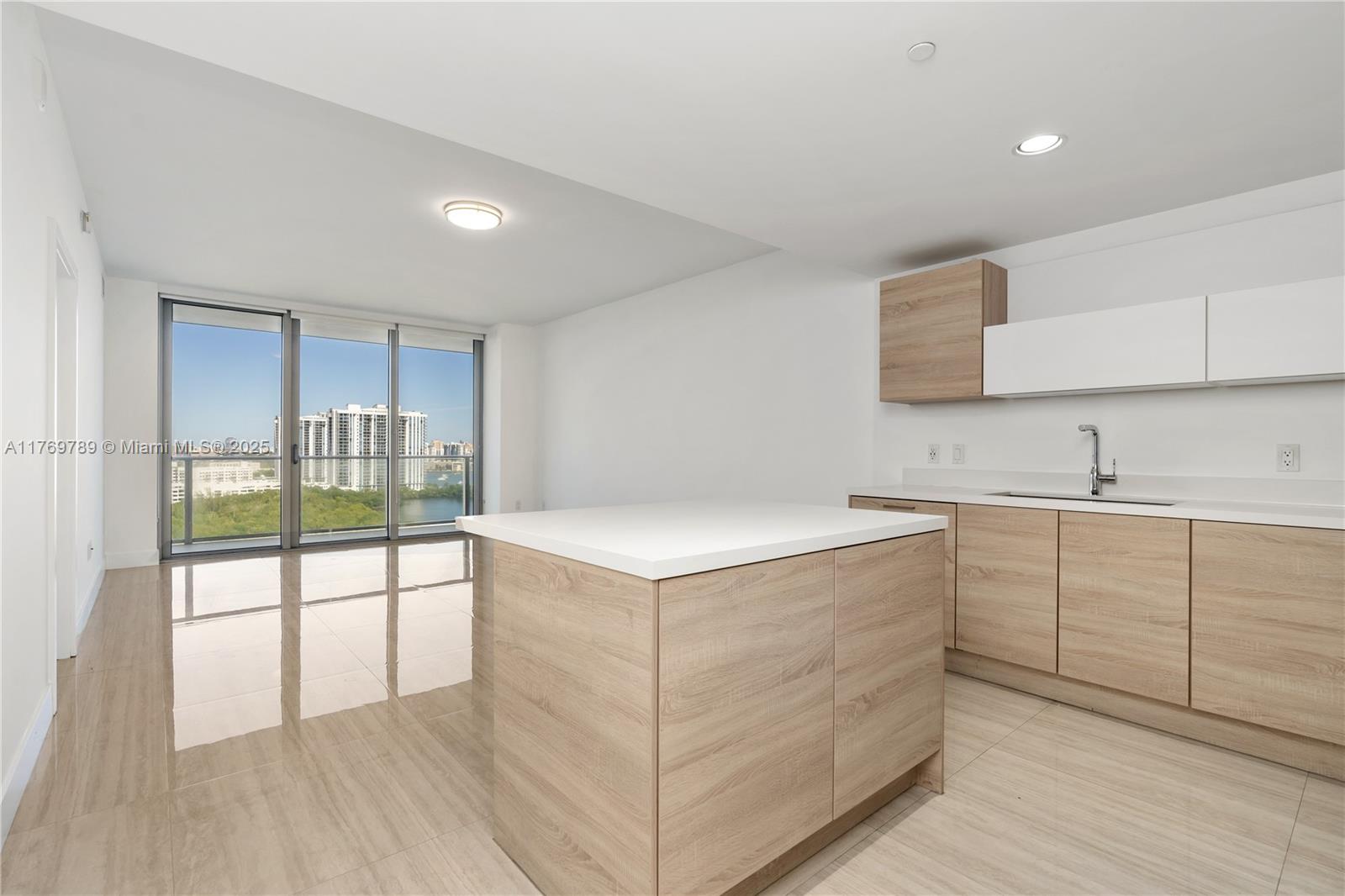 Apartamento à Venda em North Miami Beach, FL