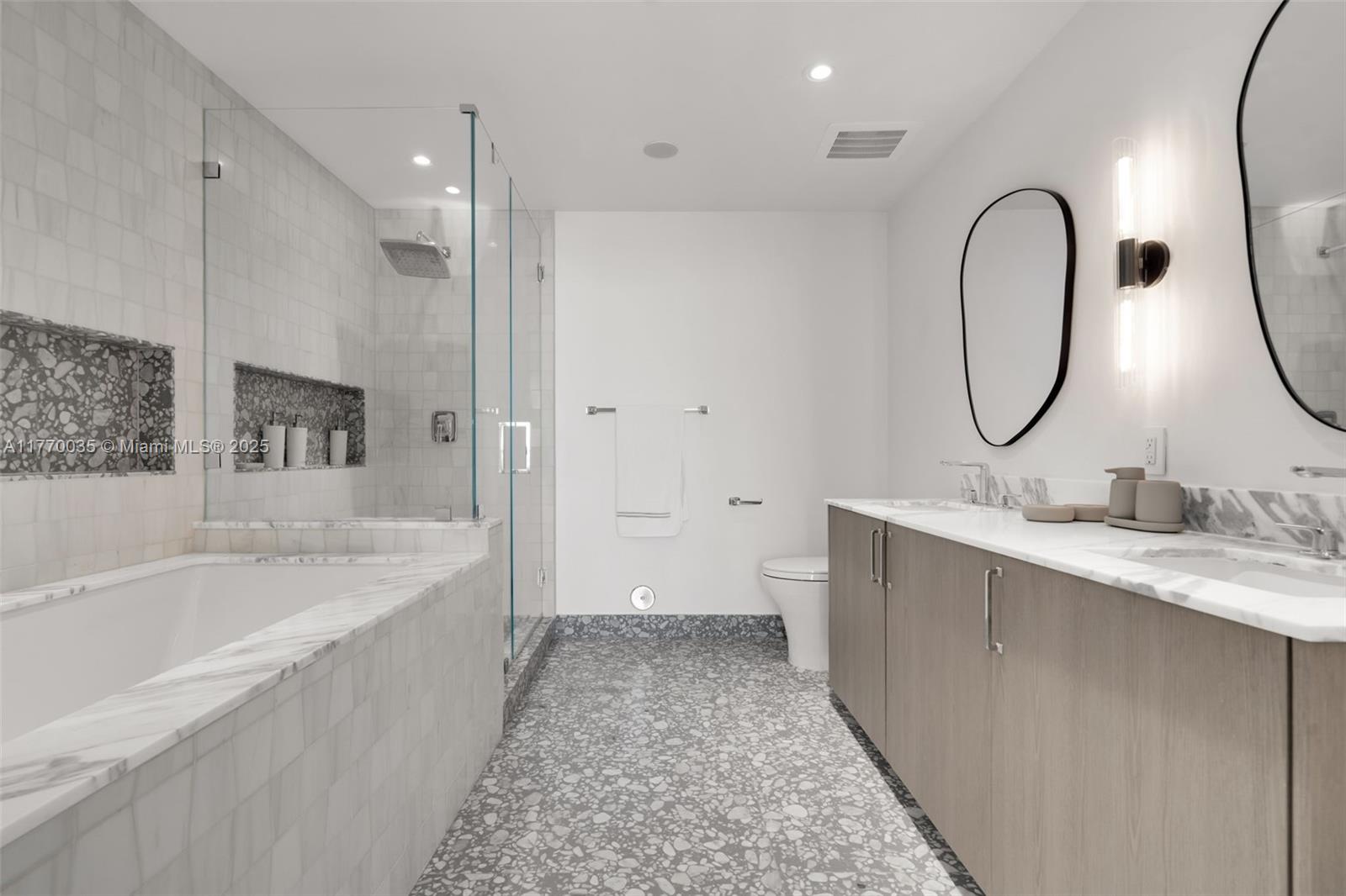1300 Brickell Bay Dr #3403, Miami FL 33131