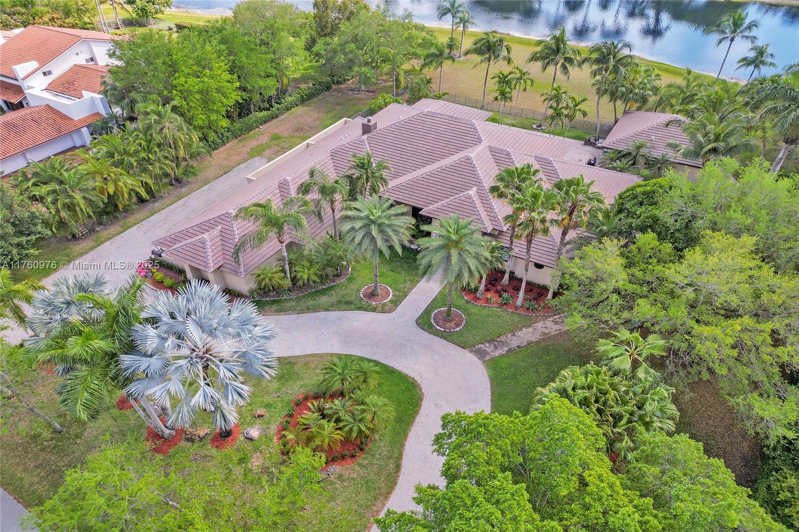 3320 Bridle Path Ln, Weston, Florida image 2