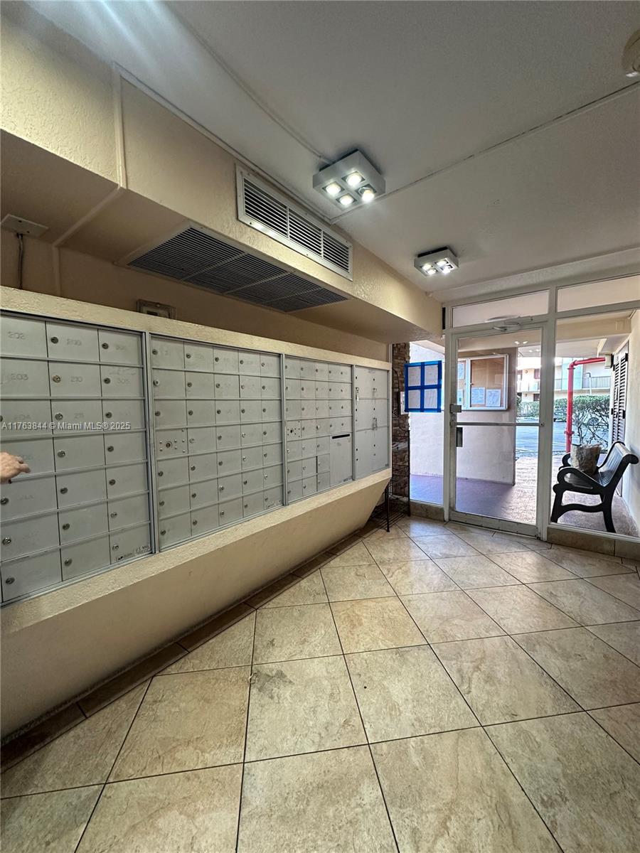 3301 N Country Club Dr #110, Aventura, Florida image 19