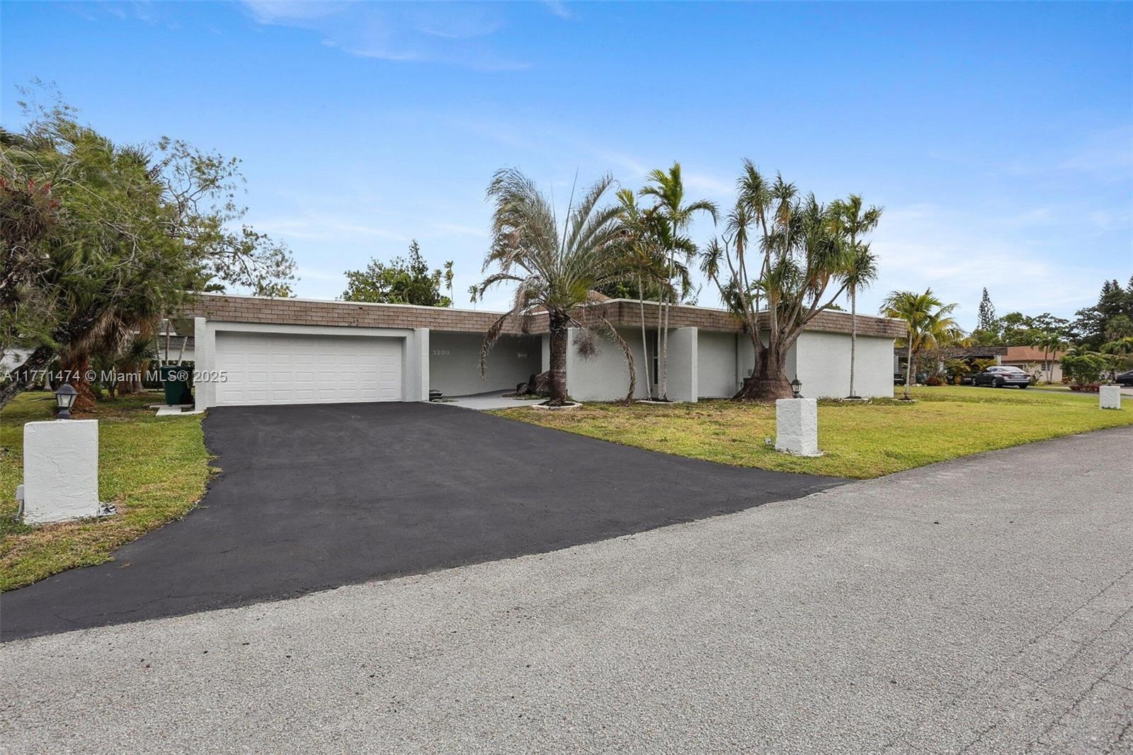 5209 Buttonwood Ct, Tamarac, Florida 33319