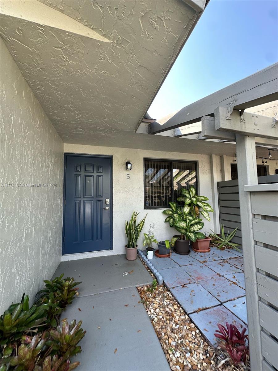 443 Lakeview Dr #5, Weston, Florida image 2