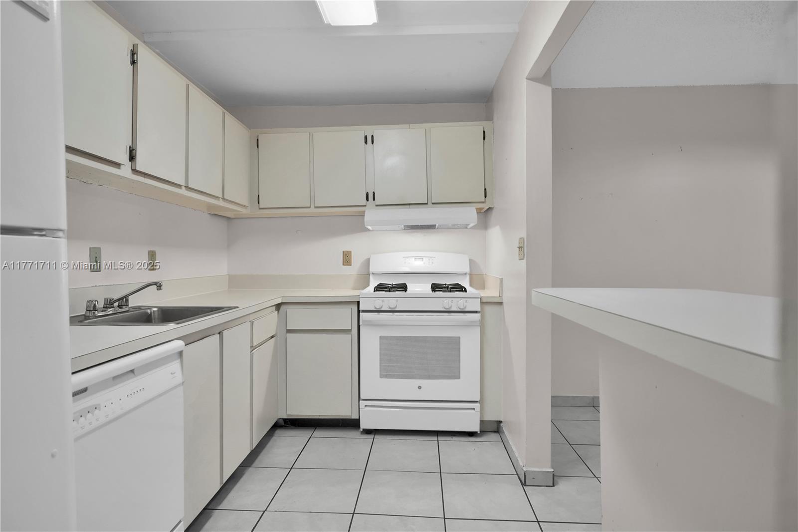6886 N Kendall Dr #D208, Pinecrest, Florida image 2